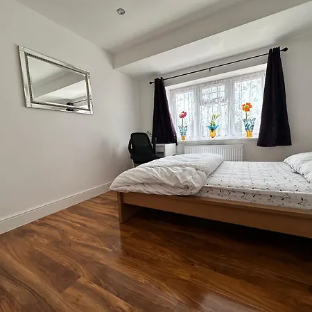 With Private Shower Facility Sutton (Greater London)