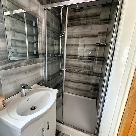 With Private Shower Facility * Sutton (Greater London)