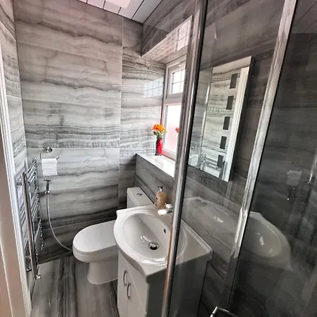 With Private Shower Facility Guest house Sutton (Greater London)