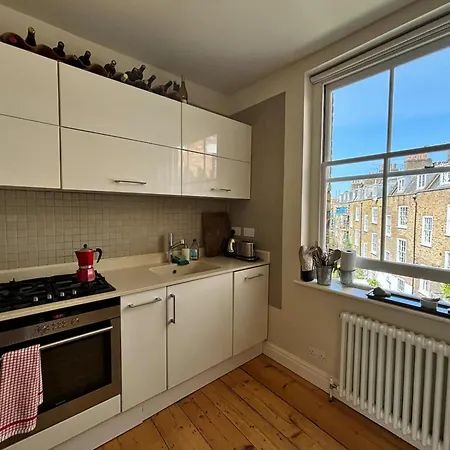 Trendy 1bd Flat On Historic Street Farringdon *
