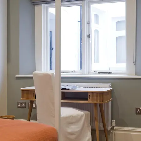 Attractive 1-bed Flat In Prestige Knightsbridge Apartment *