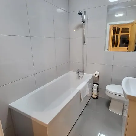 New Modern 1 With Garden And Parking Apartment