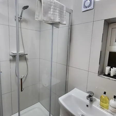 New Modern 1 With Garden And Parking Apartment Mill Hill