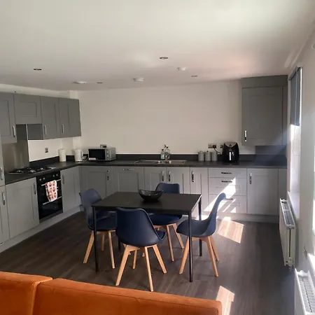 Cozy 2 Bed Flat In Rainham Apartment *