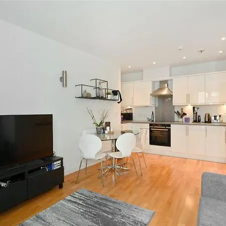 Stylish 2-bed Flat Next To Tower Of