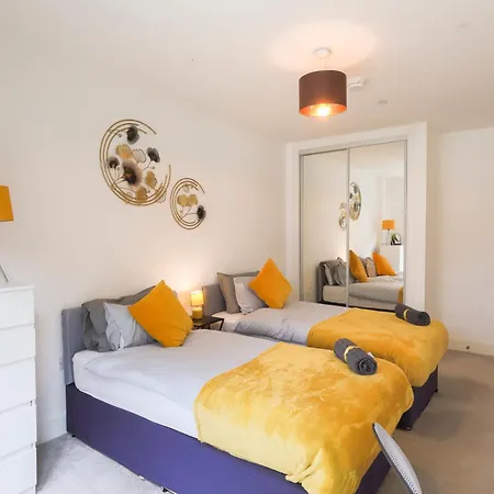 Stylish 2br By Dluxoria Short Lets & Serviced Greater With Pet Friendly, Free Wifi & Free Parking Apartment *