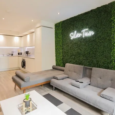 Stylish 2br By Dluxoria Short Lets & Serviced Greater With Pet Friendly, Free Wifi & Free Parking