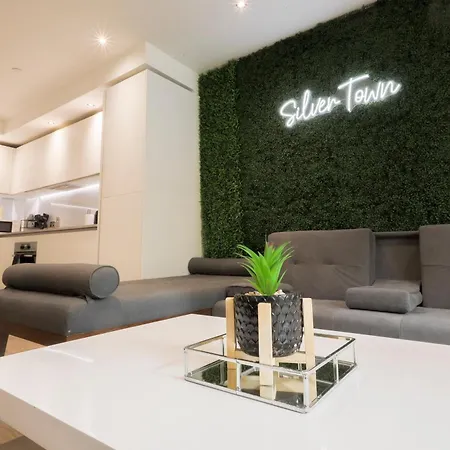 Apartment Stylish 2br By Dluxoria Short Lets & Serviced Greater With Pet Friendly, Free Wifi & Free Parking *