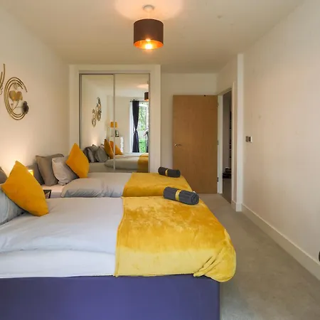 Stylish 2br By Dluxoria Short Lets & Serviced Greater With Pet Friendly, Free Wifi & Free Parking Apartment London