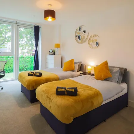 Stylish 2br By Dluxoria Short Lets & Serviced Greater With Pet Friendly, Free Wifi & Free Parking *