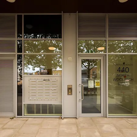 Stylish 2br By Dluxoria Short Lets & Serviced Greater With Pet Friendly, Free Wifi & Free Parking Apartment *