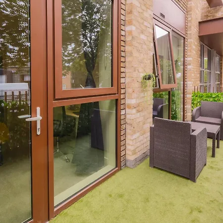 Stylish 2br By Dluxoria Short Lets & Serviced Greater With Pet Friendly, Free Wifi & Free Parking Apartment London