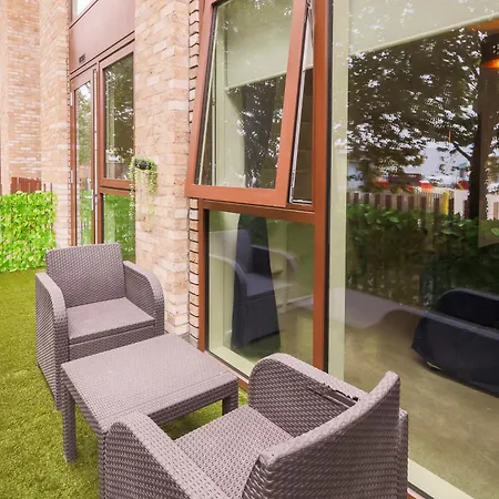 Stylish 2br By Dluxoria Short Lets & Serviced Greater With Pet Friendly, Free Wifi & Free Parking *