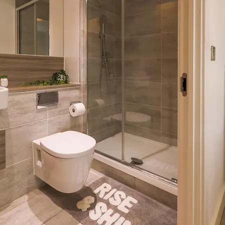 Stylish 2br By Dluxoria Short Lets & Serviced Greater With Pet Friendly, Free Wifi & Free Parking