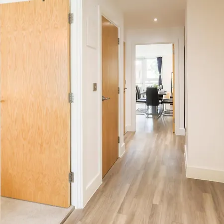 Apartment Stylish 2br By Dluxoria Short Lets & Serviced Greater With Pet Friendly, Free Wifi & Free Parking