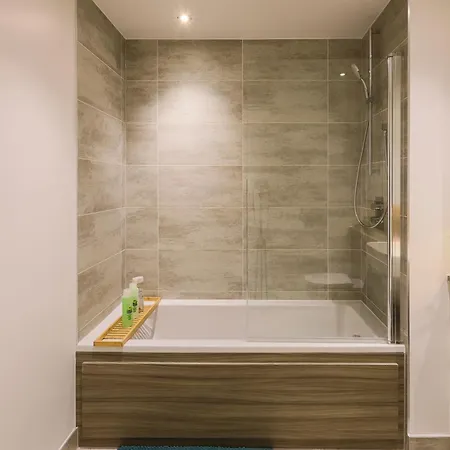 Apartment Stylish 2br By Dluxoria Short Lets & Serviced Greater With Pet Friendly, Free Wifi & Free Parking *