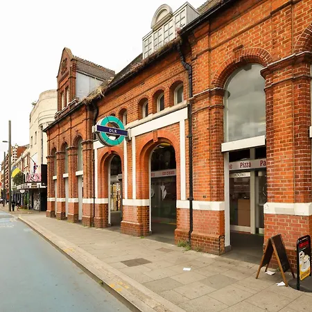 Stylish 2br By Dluxoria Short Lets & Serviced Greater With Pet Friendly, Free Wifi & Free Parking *