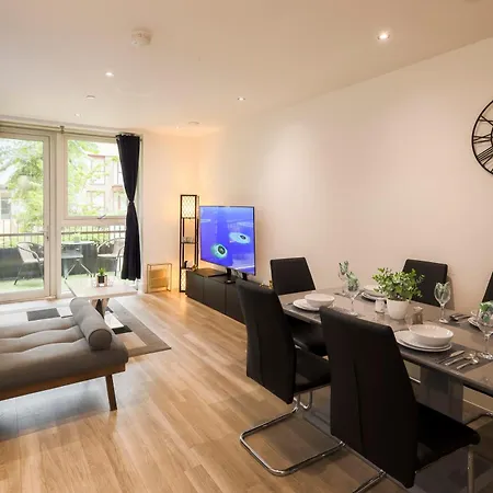Stylish 2br By Dluxoria Short Lets & Serviced Greater With Pet Friendly, Free Wifi & Free Parking * London