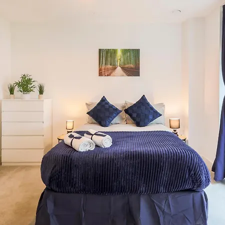 Stylish 2br By Dluxoria Short Lets & Serviced Greater With Pet Friendly, Free Wifi & Free Parking