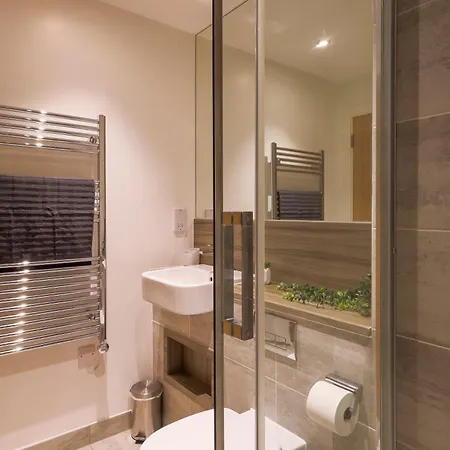 Apartment Stylish 2br By Dluxoria Short Lets & Serviced Greater With Pet Friendly, Free Wifi & Free Parking