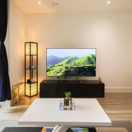 Stylish 2br By Dluxoria Short Lets & Serviced Greater With Pet Friendly, Free Wifi & Free Parking *