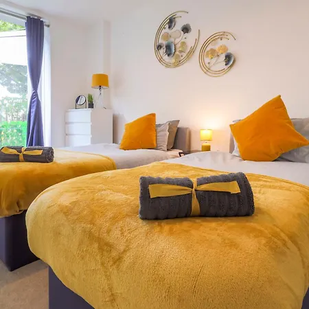 Stylish 2br By Dluxoria Short Lets & Serviced Greater With Pet Friendly, Free Wifi & Free Parking