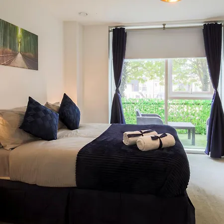 Apartment Stylish 2br By Dluxoria Short Lets & Serviced Greater With Pet Friendly, Free Wifi & Free Parking