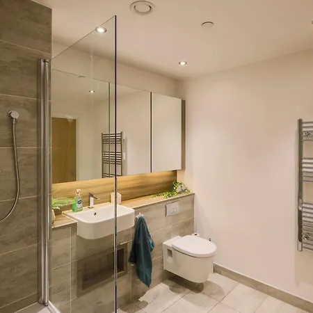 Stylish 2br By Dluxoria Short Lets & Serviced Greater With Pet Friendly, Free Wifi & Free Parking Apartment *