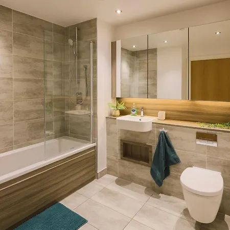 Stylish 2br By Dluxoria Short Lets & Serviced Greater With Pet Friendly, Free Wifi & Free Parking * London