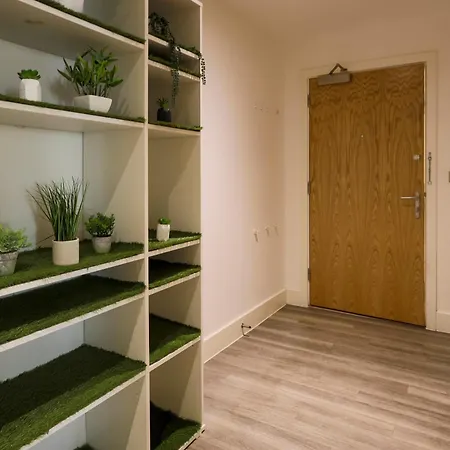 Apartment Stylish 2br By Dluxoria Short Lets & Serviced Greater With Pet Friendly, Free Wifi & Free Parking