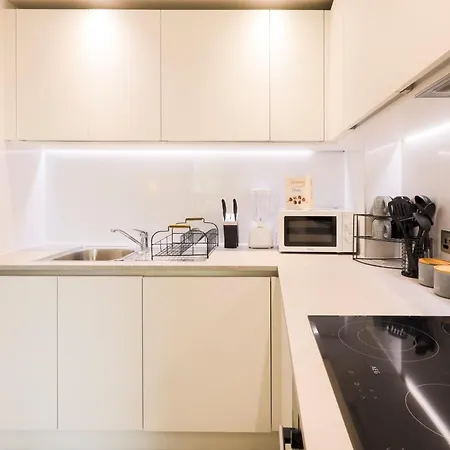 Stylish 2br By Dluxoria Short Lets & Serviced Greater With Pet Friendly, Free Wifi & Free Parking *