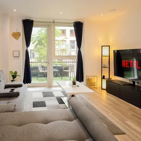 Stylish 2br By Dluxoria Short Lets & Serviced Greater With Pet Friendly, Free Wifi & Free Parking Apartment *