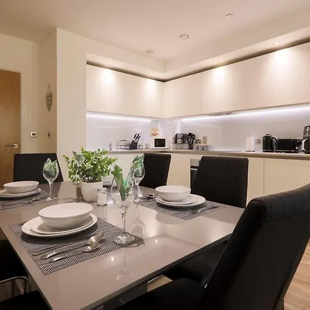 Stylish 2br By Dluxoria Short Lets & Serviced Greater With Pet Friendly, Free Wifi & Free Parking Apartment London