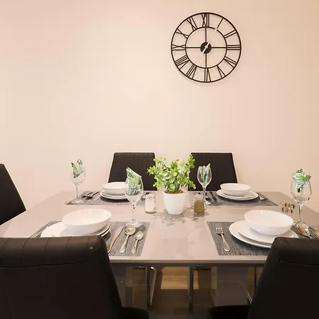 Apartment Stylish 2br By Dluxoria Short Lets & Serviced Greater With Pet Friendly, Free Wifi & Free Parking