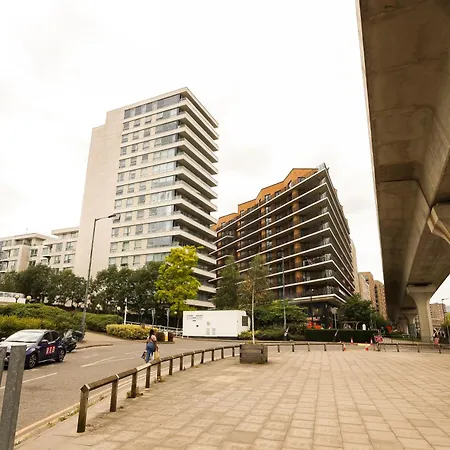 Stylish 2br By Dluxoria Short Lets & Serviced Greater With Pet Friendly, Free Wifi & Free Parking