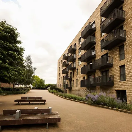 Apartment Stylish 2br By Dluxoria Short Lets & Serviced Greater With Pet Friendly, Free Wifi & Free Parking *