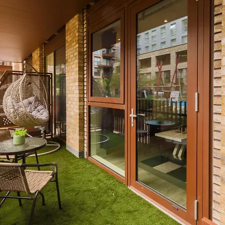 Stylish 2br By Dluxoria Short Lets & Serviced Greater With Pet Friendly, Free Wifi & Free Parking * London