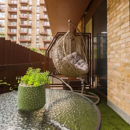 Stylish 2br By Dluxoria Short Lets & Serviced Greater With Pet Friendly, Free Wifi & Free Parking Apartment
