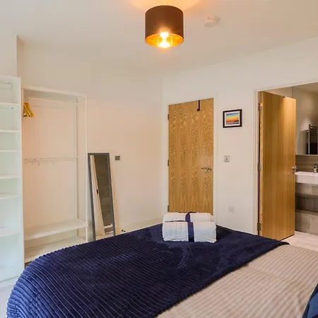 Stylish 2br By Dluxoria Short Lets & Serviced Greater With Pet Friendly, Free Wifi & Free Parking Apartment *