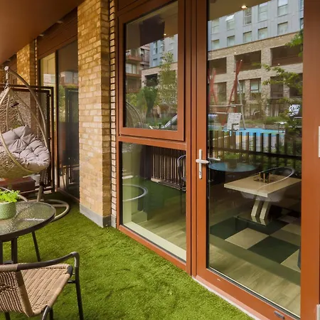 Apartment Stylish 2br By Dluxoria Short Lets & Serviced Greater With Pet Friendly, Free Wifi & Free Parking