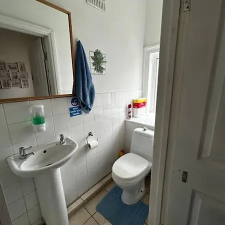 Amazing 6 Bedroom House With Free Parking On Site. Apartment *