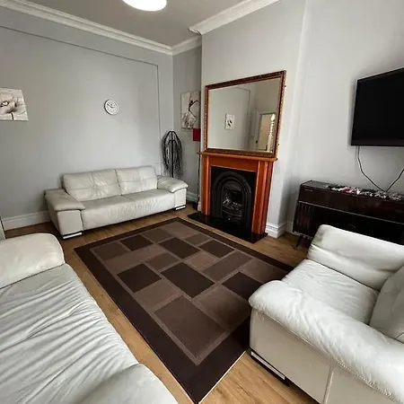 Apartment Amazing 6 Bedroom House With Free Parking On Site. *