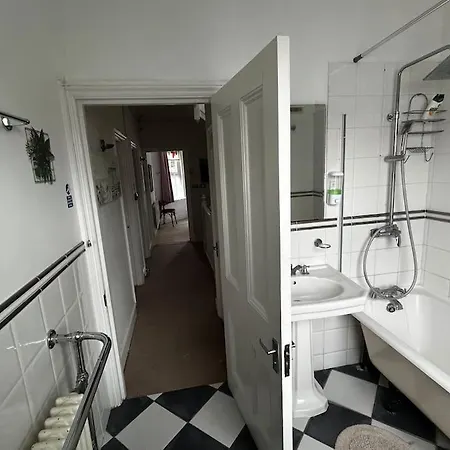 Amazing 6 Bedroom House With Free Parking On Site. Norbury (Greater London)