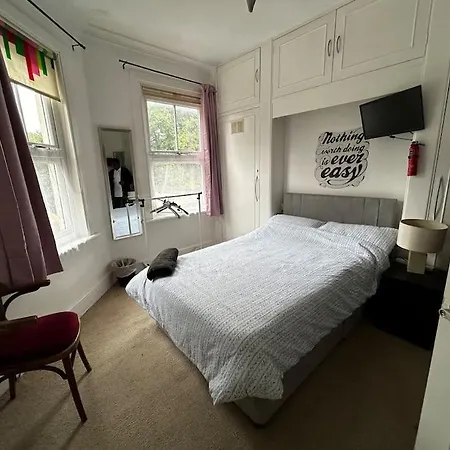 Amazing 6 Bedroom House With Free Parking On Site. Apartment *