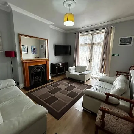 Amazing 6 Bedroom House With Free Parking On Site. * Norbury (Greater London)