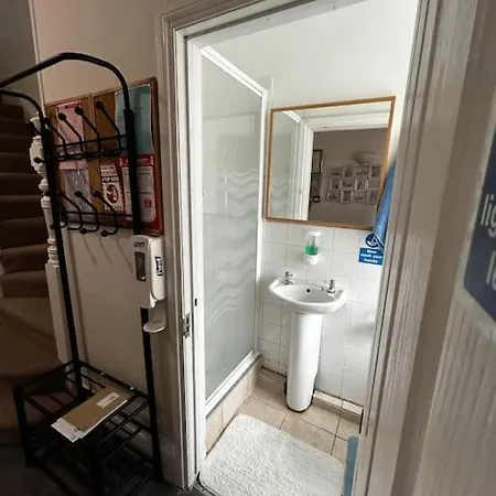 Amazing 6 Bedroom House With Free Parking On Site.