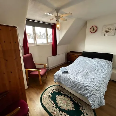 Amazing 6 Bedroom House With Free Parking On Site. *