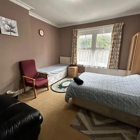 Amazing 6 Bedroom House With Free Parking On Site. Norbury (Greater London)