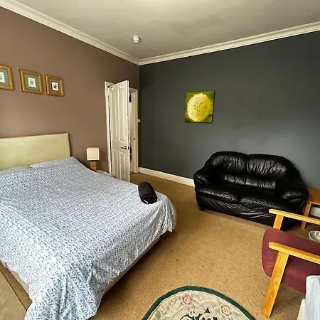 Amazing 6 Bedroom House With Free Parking On Site. * Norbury (Greater London)