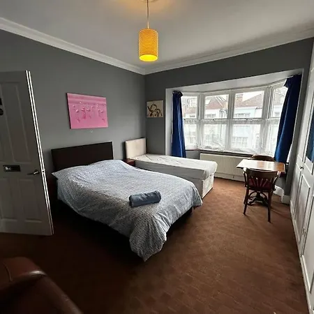 Amazing 6 Bedroom House With Free Parking On Site.